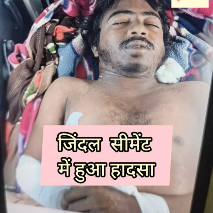 मृतक का शव लटककर गिरा मृतक का शव लटककर गिरा