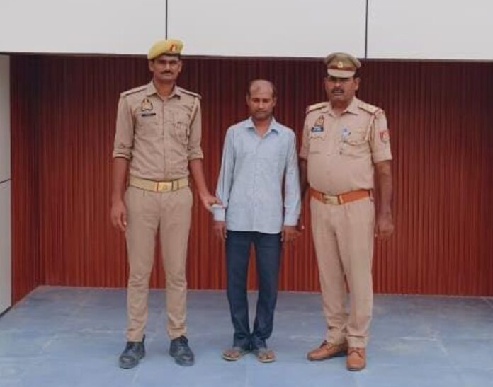 गिरफ्तार अभियुक्त के साथ पुलिस कर्मी गिरफ्तार अभियुक्त के साथ पुलिस कर्मी
