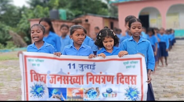 अररिया में स्कूली बच्चे प्रभात फेरी में अररिया में स्कूली बच्चे प्रभात फेरी में