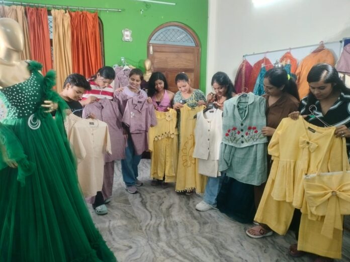 तैयार छात्राएं अपने भविष्य को आकार देती हैं तैयार छात्राएं अपने भविष्य को आकार देती हैं