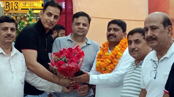 रवि सैनी का अभिनंदन करते व्यापारी रवि सैनी का अभिनंदन करते व्यापारी
