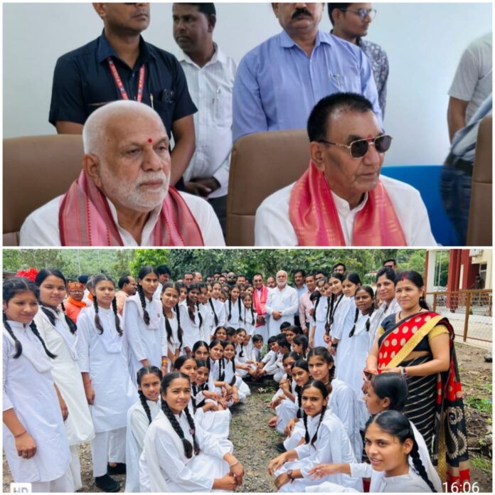 मंत्री पंवार और विधायक शर्मा पौधारोपण करते हुए