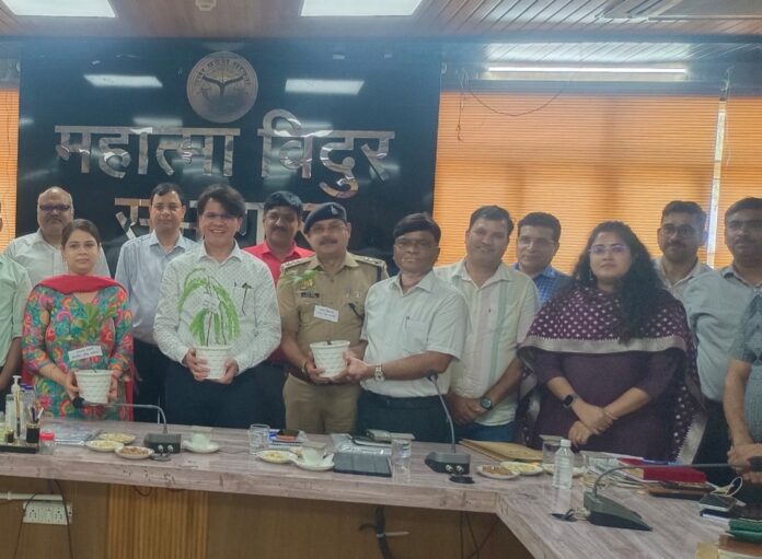 नोडल अधिकारी के साथ डीएम की बैठक