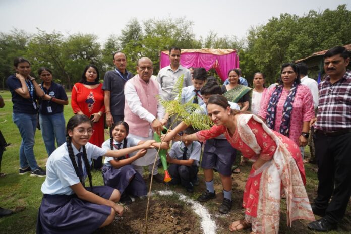 दिल्ली विधानसभा अध्यक्ष विजेंद्र गुप्ता शनिवार को रोहिणी सेक्टर-14 स्थित चित्रगुप्त पार्क में आयोजित मेगा वृक्षारोपण अभियान में हिस्सा लेते हुए