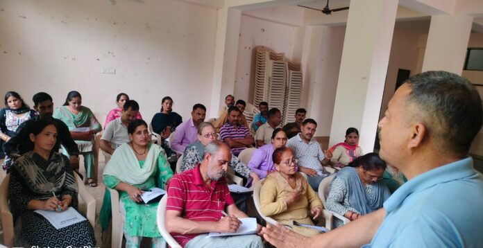 बैठक में भाग लेते पदाधिकारी चर्चा