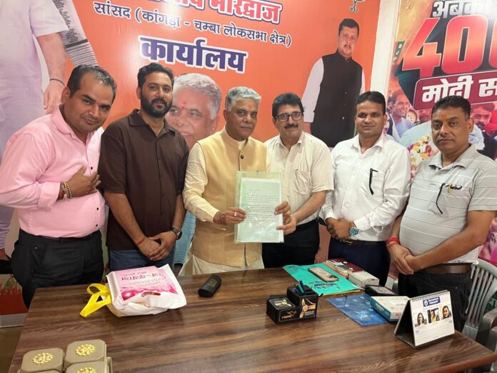सांसद डॉ राजीव भारद्वाज को ज्ञापन सौंपते हुए प्रतिनिधि का वीडियो