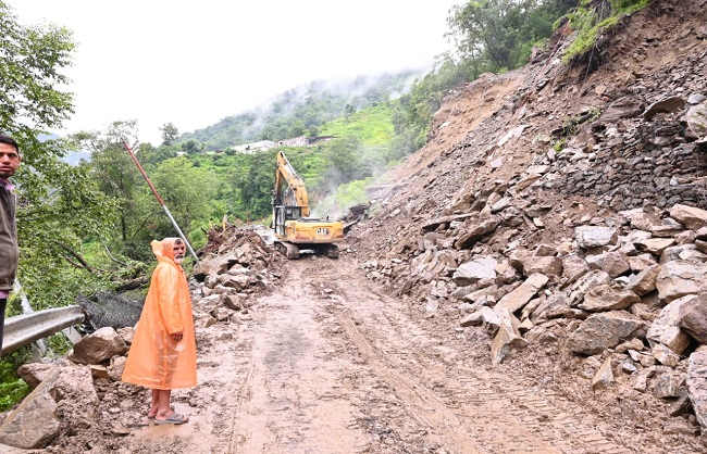यमुनोत्री राष्ट्रीय राजमार्ग पर भूस्खलन की तस्वीर यमुनोत्री राष्ट्रीय राजमार्ग पर भूस्खलन की तस्वीर