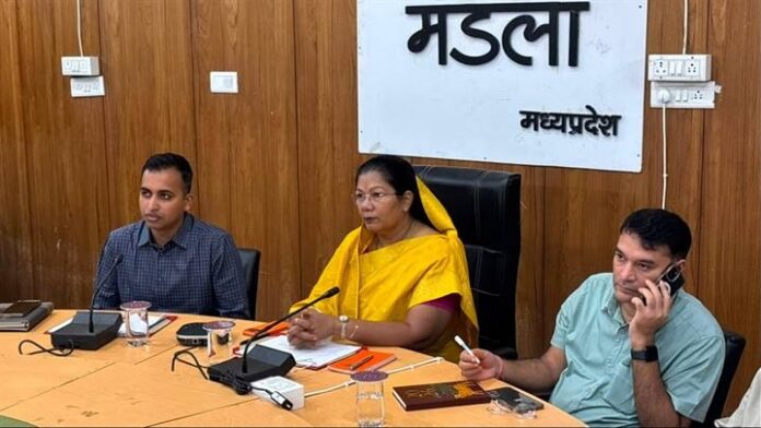 पीएचई मंत्री मंडला में समीक्षा बैठक
