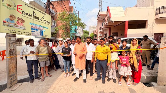 विकास कार्यों का लोकार्पण करते हुए महापौर
