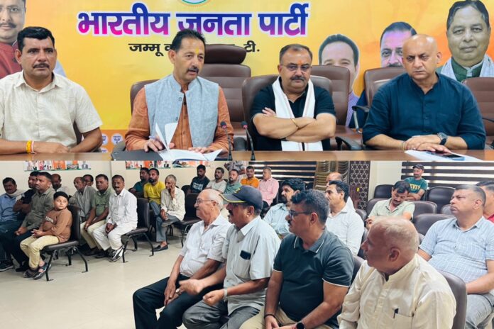 किसान भूमि सुरक्षा की मांग