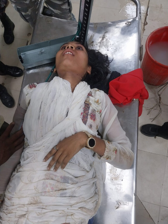 एमएमसीएच में इलाज के लिए युवती एमएमसीएच में इलाज के लिए युवती