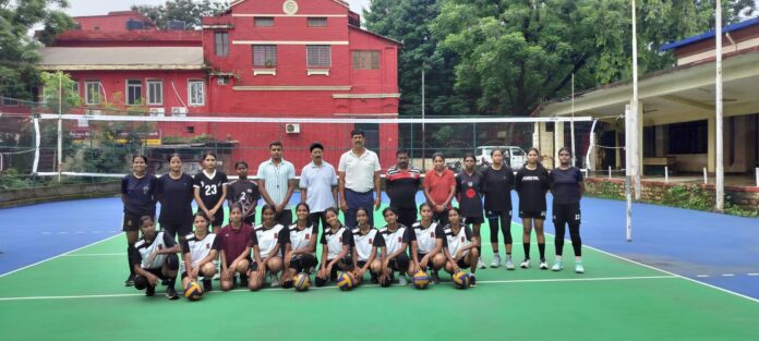 क्रिकेट मैच के दौरान जुटे लोगों की तस्वीरें क्रिकेट मैच के दौरान जुटे लोगों की तस्वीरें