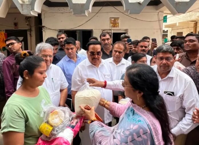 केंद्रीय जलशक्ति मंत्री बाढ़ पीड़ितों के साथ केंद्रीय जलशक्ति मंत्री बाढ़ पीड़ितों के साथ