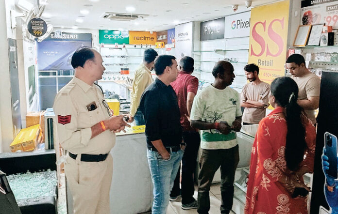 दो मोबाइल शॉप्स में चोरी का मामला दो मोबाइल शॉप्स में चोरी का मामला