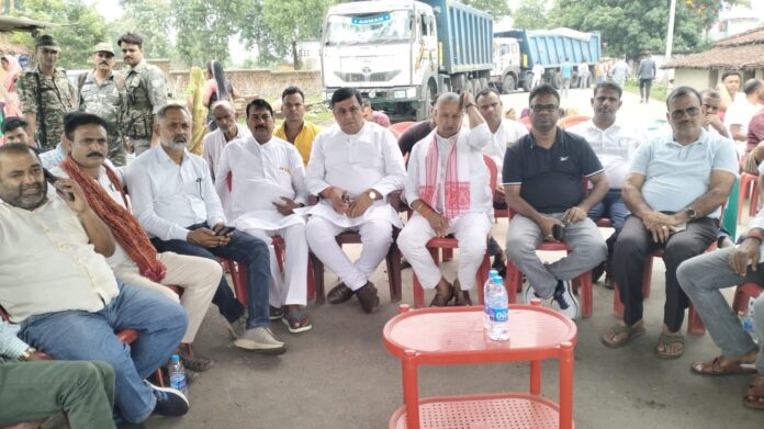 धरने पर बैठे लोगों की समस्या का समाधान