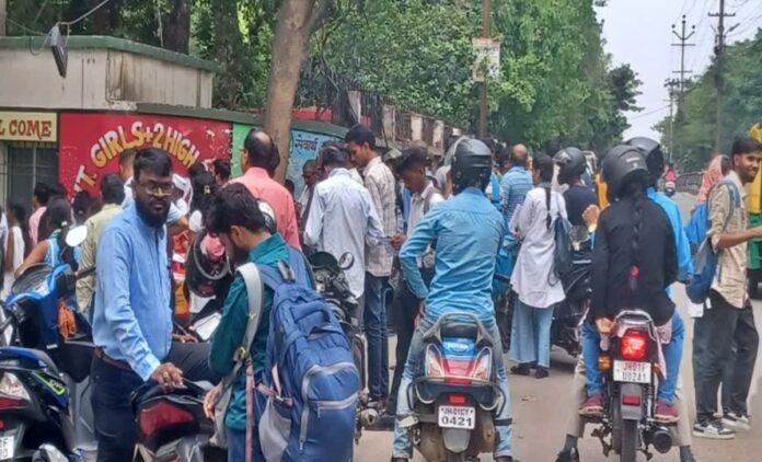 विद्यार्थी एग्जाम सेंटर फोटो विद्यार्थी एग्जाम सेंटर फोटो