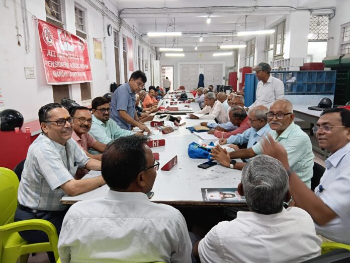 बैठक में शामिल लोगों की तस्वीर