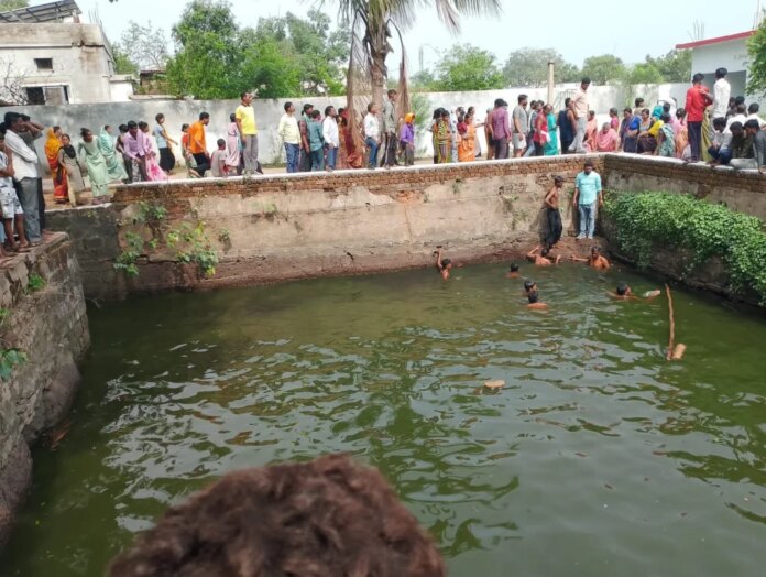 मासूम शव बावड़ी से निकाले जा रहे हैं
