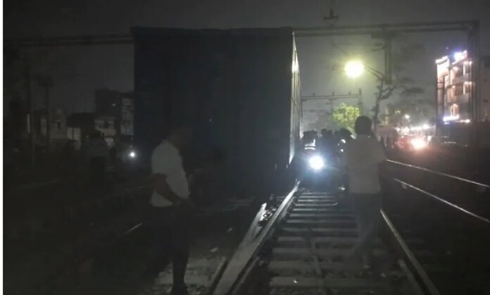 बिलासपुर रेलवे स्टेशन मालगाड़ी वैगन बेपटरी बिलासपुर रेलवे स्टेशन मालगाड़ी वैगन बेपटरी