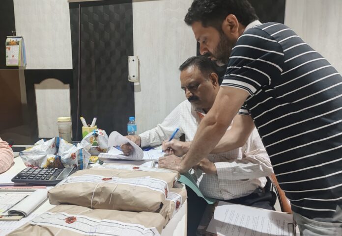 परसाखेड़ा नमकीन फैक्ट्री निरीक्षण के दौरान एक्सपायरी पामोलीन तेल परसाखेड़ा नमकीन फैक्ट्री निरीक्षण के दौरान एक्सपायरी पामोलीन तेल