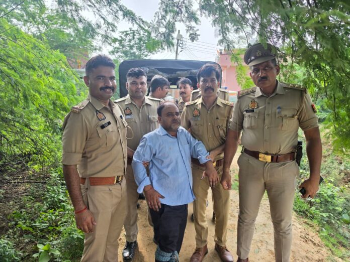 पुलिस टीम के साथ गिरफ्तार अभियुक्त का फोटो पुलिस टीम के साथ गिरफ्तार अभियुक्त का फोटो