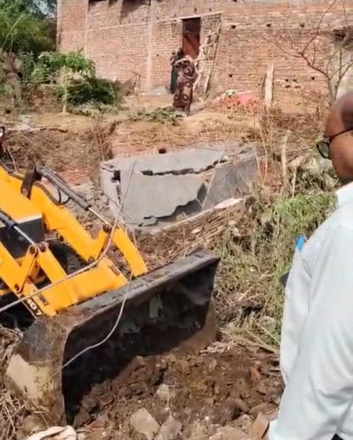 मीरपुर में अवैध कब्जे पर बुलडोजर चला मीरपुर में अवैध कब्जे पर बुलडोजर चला