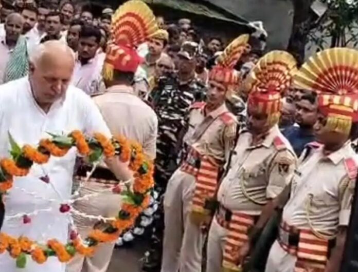 कृषि मंत्री सम्मान देते हुए