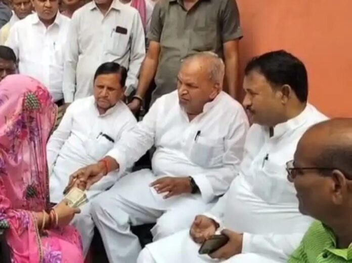 सपा नेता सहायता रिलीफ फोटो सपा नेता सहायता रिलीफ फोटो