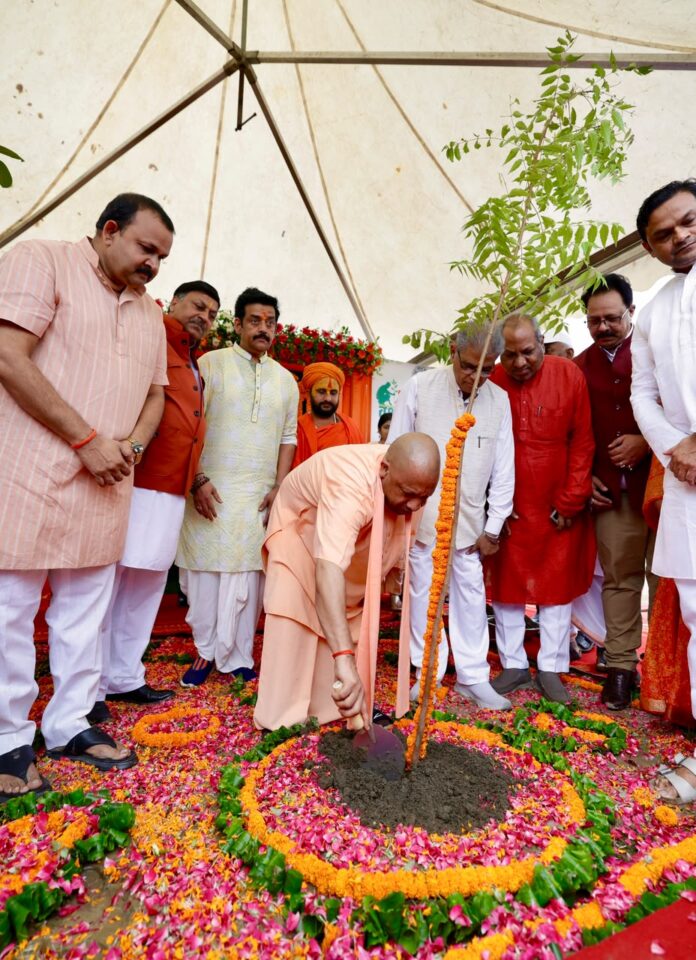 गोरखपुर में पौधा लगाते मुख्यमंत्री गोरखपुर में पौधा लगाते मुख्यमंत्री