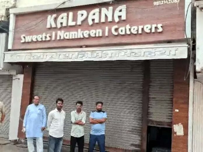 दुकान के बाहर खड़े लोगों की भीड़