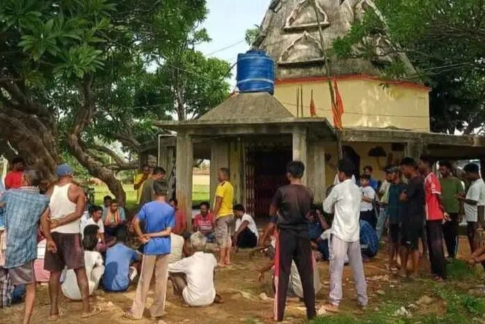 मंदिर के सामने लोगों की भीड़ मंदिर के सामने लोगों की भीड़