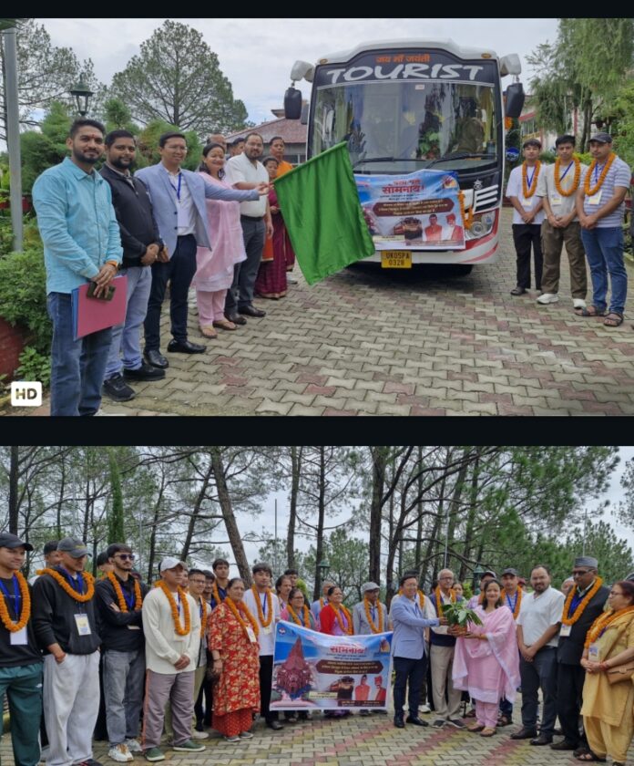 श्रद्धालुओं के दल को सोमनाथ के लिए रवाना करते हुए