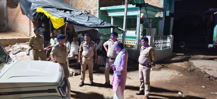 पुलिस निरीक्षण करती पुलिस