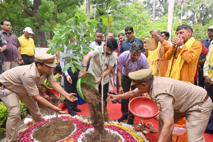 मंत्री नंदी कार्यक्रम शुभारंभ करते हुए