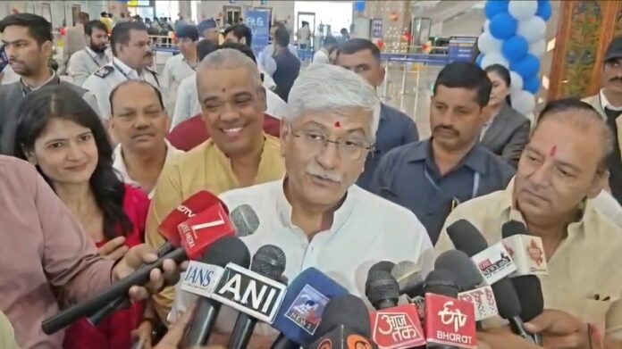 मंत्री बातचीत की तस्वीर