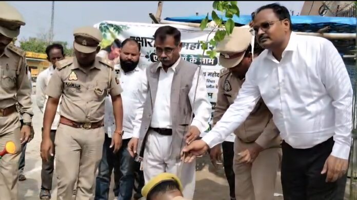 जिला न्यायधीश पौधरोपण करते हुए
