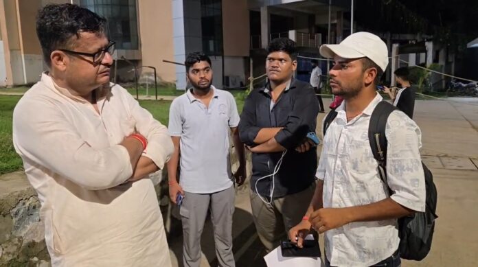 मृतक मजदूर चेतन यादव के परिजनों से मुलाकात