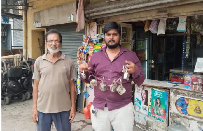 पीड़ित दुकानदार अपने दुकान के टूटे ताले को दिखाते हुए पीड़ित दुकानदार अपने दुकान के टूटे ताले को दिखाते हुए