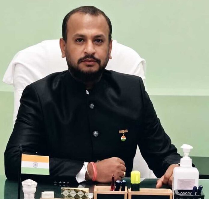 कलेक्टर विजय दयाराम की फाइल फटी हुई है