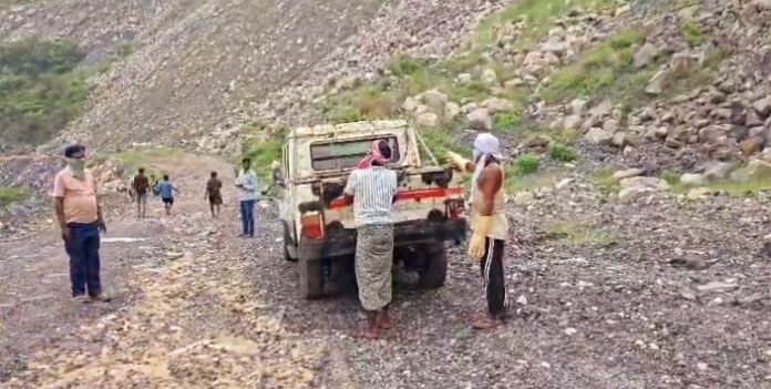 शव को लेकर मजदूरों की तस्वीरें दिला देती हैं गहरा दर्द