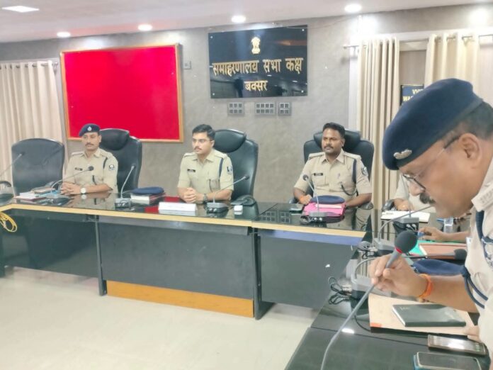 क्राइम बैठक में एसपी और पुलिस अधिकारी