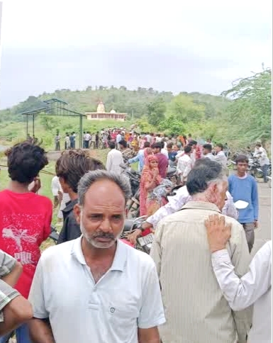 हादसे के बाद मोके पर एकत्रित भीड़ हादसे के बाद मोके पर एकत्रित भीड़