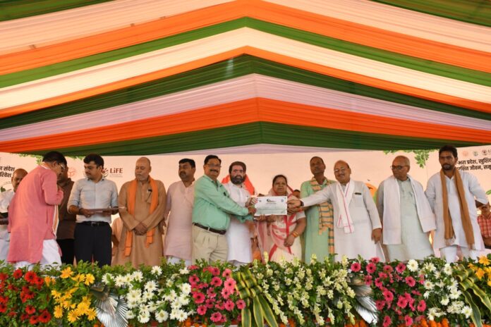 दरियाबाद में पर्यावरण प्रेमी मनोज कुमार शुक्ला को सम्मानित दरियाबाद में पर्यावरण प्रेमी मनोज कुमार शुक्ला को सम्मानित