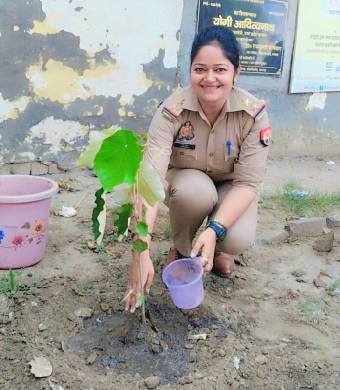 पुलिस कर्मी पौधरोपण करते हुए