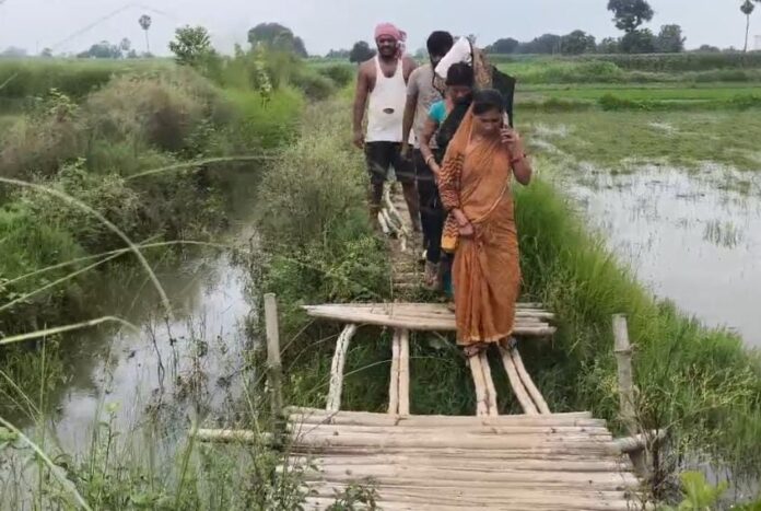 चचरी पुल से गुजरते ग्रामीण