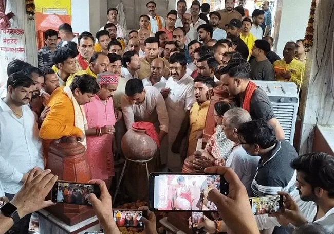 भाजपा उम्मीदवार आशुतोष तिवारी पीतांबरा पीठ में पूजन करते हुए भाजपा उम्मीदवार आशुतोष तिवारी पीतांबरा पीठ में पूजन करते हुए