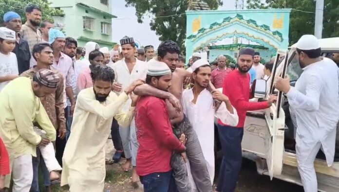 घायल लोगों की मदद करने वाले लोग