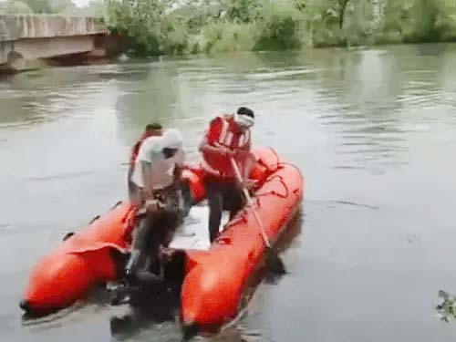 एसडीआरएफ की टीम आगरा नहर में खोज अभियान चलाती है एसडीआरएफ की टीम आगरा नहर में खोज अभियान चलाती है