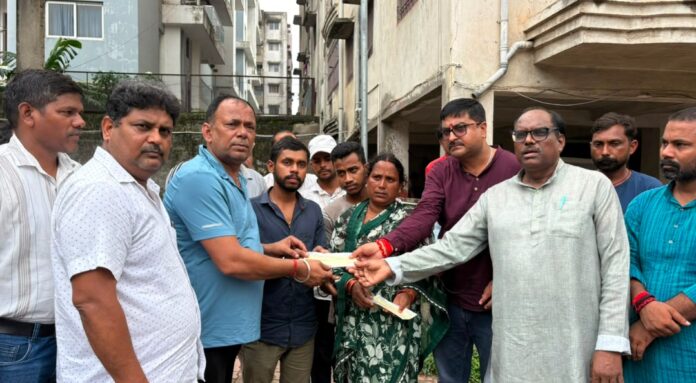 जदयू नेताओं की उपस्थिति में मुआवजा दिया जाता है जदयू नेताओं की उपस्थिति में मुआवजा दिया जाता है