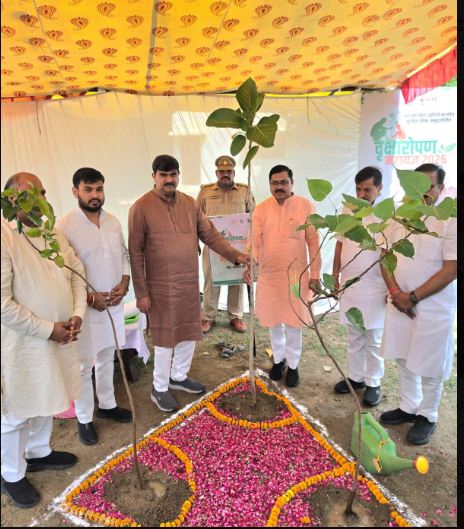 भाजपा मंत्री धर्मपाल पौधारोपण करते हुए भाजपा मंत्री धर्मपाल पौधारोपण करते हुए